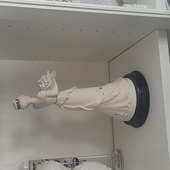 Giuseppe Armani Porcelain Lady Regina Flower Bouquet Figurine Statue 0529F - Picture 4 of 7